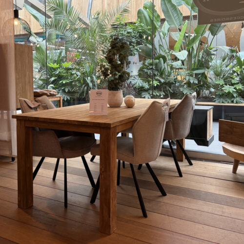 Eettafel Bina met houten poten